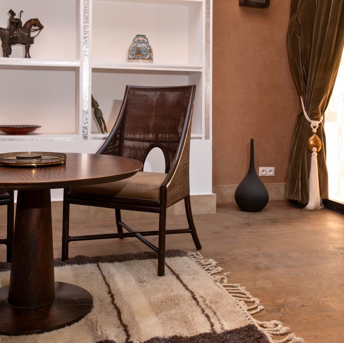 coffee table with illi rug